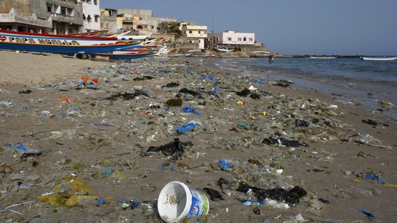 Angeschwemmter Plastikmüll liegt in Ngor (Senegal) am Strand